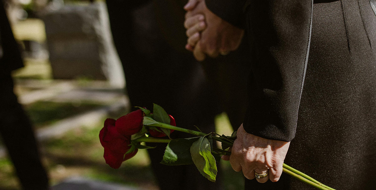 Main tenant une rose